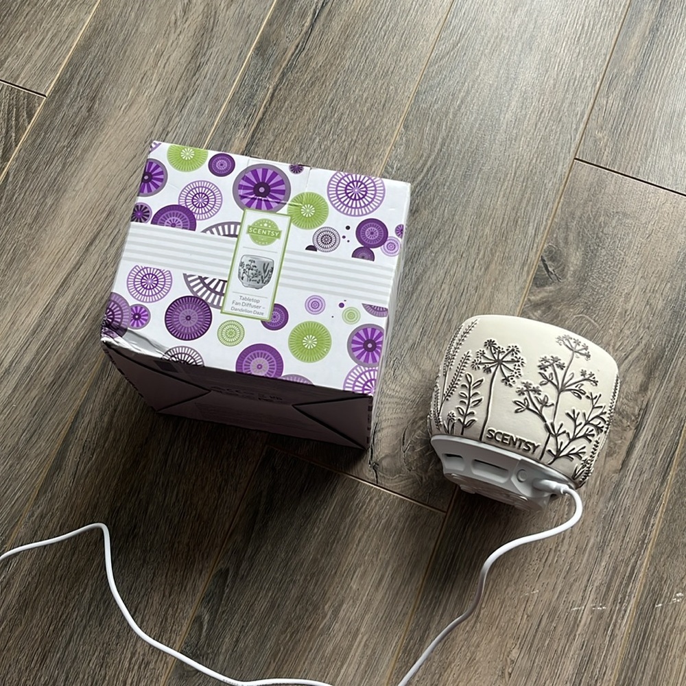 BNIB Scentsy Dandelion Daze Tabletop Fan Diffuser
